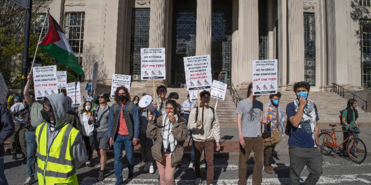 Pro-Palestinian protesters march across campus at the Massachusetts Institute of Technology (MIT) after three other protesters were arrested for blocking a parking garage in Cambridge, Massachusetts, on May 9, 2024 / ©AFP