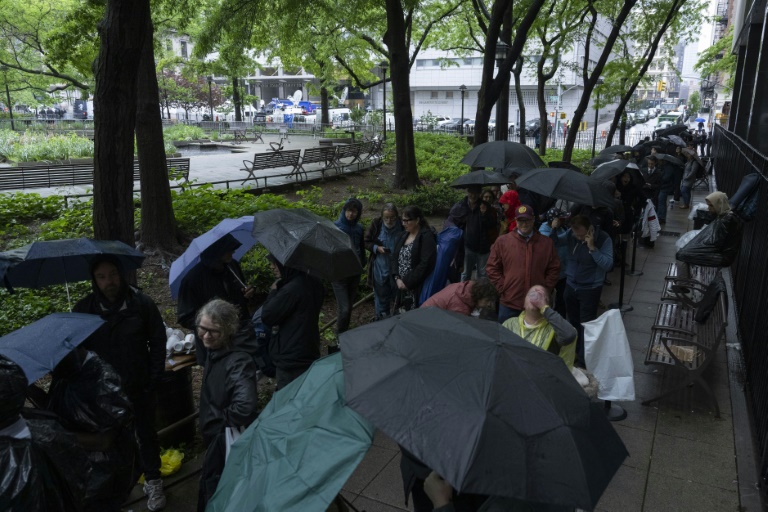 On hard wooden benches, the public spectators have joined around 50 journalists and Trump's entourage of Republican grandees. ©AFP