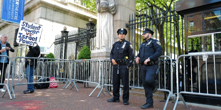 Police guard the gates of Columbia University in New York City after clearing the protest encampment there overnight / ©AFP