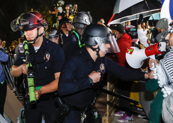 Police face off with pro-Palestinian students  at the University of California, Los Angeles / ©AFP