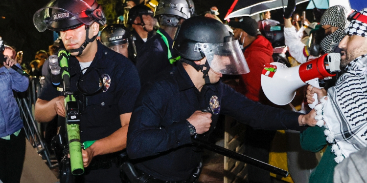 Police face off with pro-Palestinian students  at the University of California, Los Angeles / ©AFP