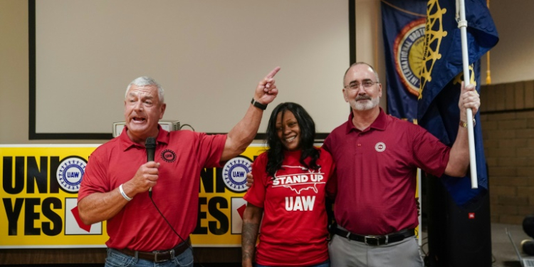 United Auto Workers (UAW) President Shawn Fain, right, celebrates with local organizers at a UAW vote watch party on April 19, 2024 in Chattanooga, Tennessee. ©AFP