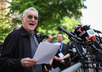 Robert De Niro speaks in support of President Joe Biden outside of Manhattan Criminal Court as Donald Trump stands trial / ©AFP