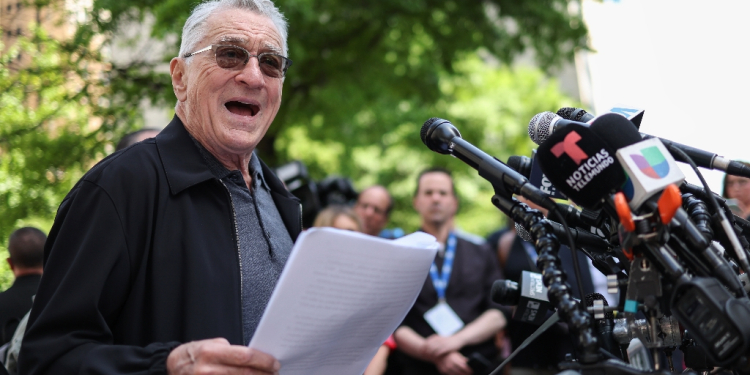 Robert De Niro speaks in support of President Joe Biden outside of Manhattan Criminal Court as Donald Trump stands trial / ©AFP