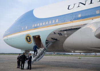 US President Joe Biden boards Air Force One prior to departure from Joint Base Andrews in Maryland, June 4, 2024 as he travels to France to commemorate D-Day / ©AFP