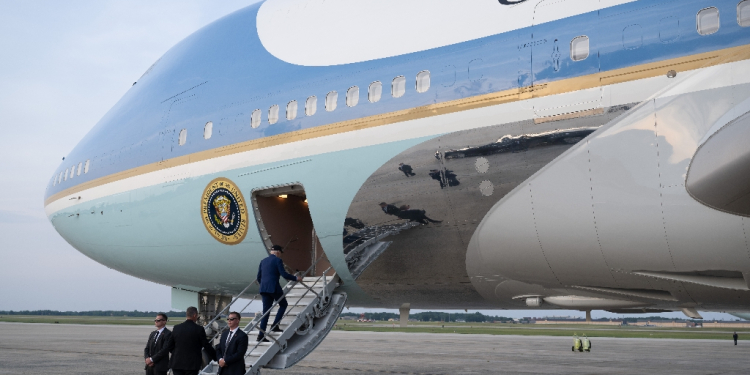 US President Joe Biden boards Air Force One prior to departure from Joint Base Andrews in Maryland, June 4, 2024 as he travels to France to commemorate D-Day / ©AFP