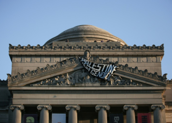 Dozens of pro-Palestinian protesters descended on New York's Brooklyn Museum, leading to at least 22 arrests. ©AFP