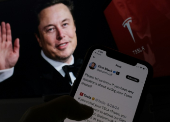 Tech billionaire Elon Musk is encouraging shareholders in electric automaker Tesla to vote in favor of a plan that includes a massive pay package for the company's founder and chief executive. ©AFP