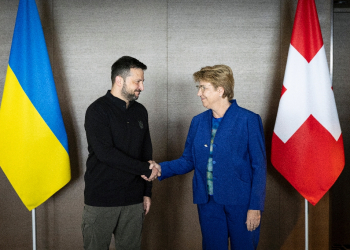 Ukrainian President Volodymyr Zelensky (L) shakes hands with Swiss President Viola Amherd at the luxury Burgenstock hotel complex / ©AFP