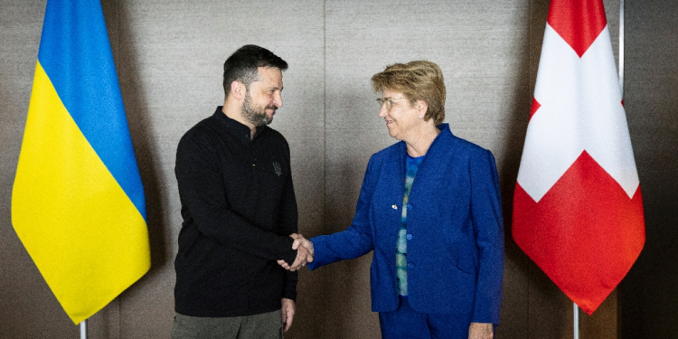 Ukrainian President Volodymyr Zelensky (L) shakes hands with Swiss President Viola Amherd at the luxury Burgenstock hotel complex / ©AFP