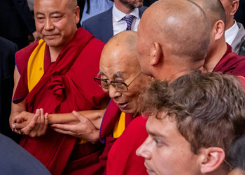 The Dalai Lama arrives at a hotel in New York, where he is scheduleld to undergo knee surgery. ©AFP