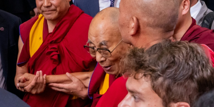 The Dalai Lama arrives at a hotel in New York, where he is scheduleld to undergo knee surgery. ©AFP