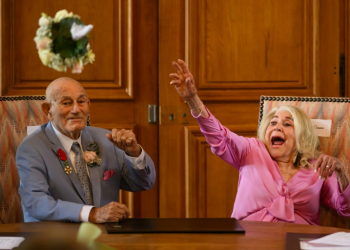 Jeanne Swerlin, 96, throws her bouquet of flowers after officialising her marriage to US WWII veteran Harold Terens, 100, in the town hall of Carentan-les-Marais, in Normandy. ©AFP