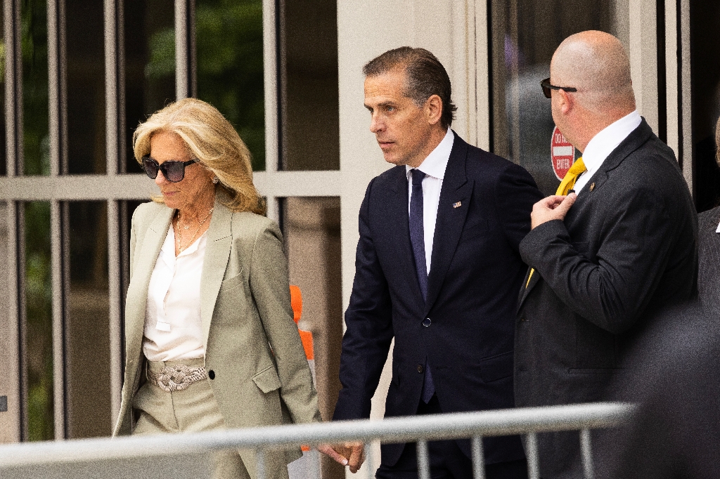 Hunter Biden, joined by his mother US First Lady Jill Biden, exits the J. Caleb Boggs Federal Building in Wilmington, Delaware, on June 11, 2024, after being found guilty / ©AFP