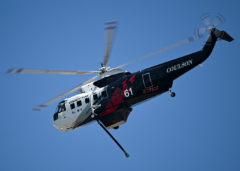 US firefighters are using helicopters to tackle blazes in California. ©AFP