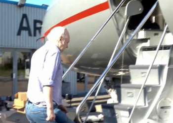 Wikileaks founder Julian Assange walking to board a plane from London, released from a high-security prison where he was held for five years. ©AFP