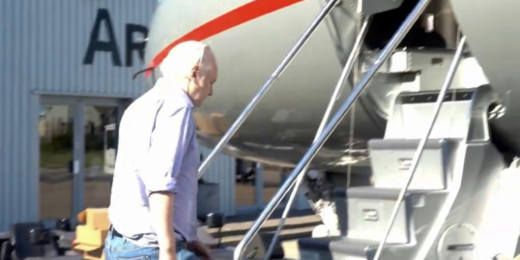 Wikileaks founder Julian Assange walking to board a plane from London, released from a high-security prison where he was held for five years. ©AFP