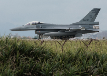 A Taiwanese Air Force F-16 fighter jet taxis after landing at an air force base in Taiwan on May 24, 2024 / ©AFP