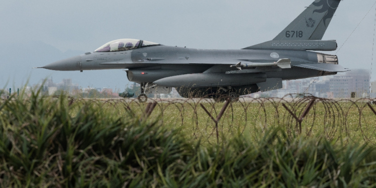 A Taiwanese Air Force F-16 fighter jet taxis after landing at an air force base in Taiwan on May 24, 2024 / ©AFP