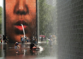 People cool off at Crown Fountain in Chicago's Millennium Park, as temperatures soar and officials warn of extreme heat. ©AFP