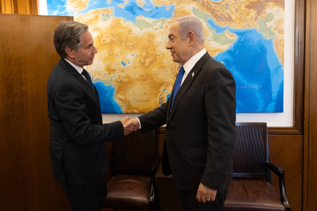 US Secretary of State Antony Blinken (L), pushing a Gaza ceasefire plan, meets Israeli Prime Minister Benjamin Netanyahu in Jerusalem  / ©AFP