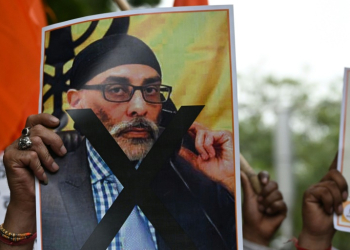 A member of United Hindu Front organization holds a picture of Gurpatwant Singh Pannun, the alleged target of an assassination plot. ©AFP