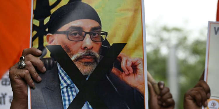 A member of United Hindu Front organization holds a picture of Gurpatwant Singh Pannun, the alleged target of an assassination plot. ©AFP