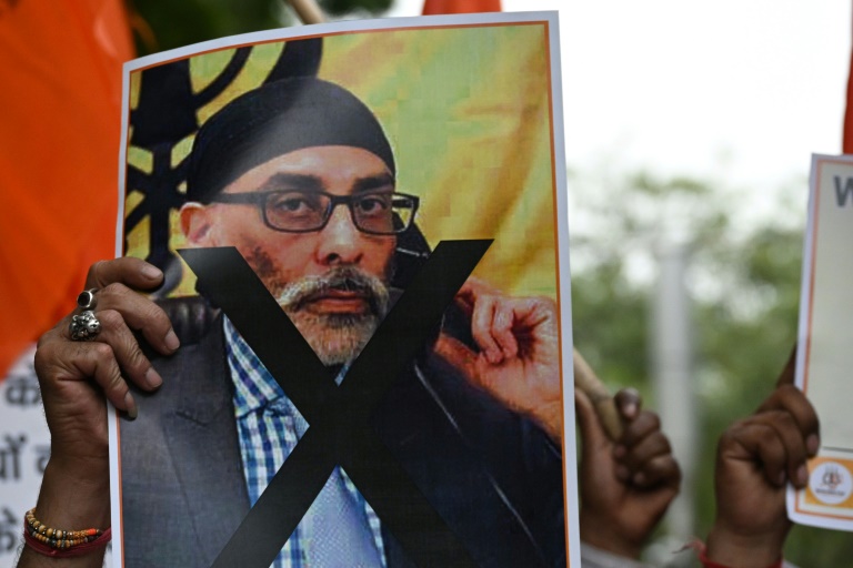 A member of United Hindu Front organization holds a picture of Gurpatwant Singh Pannun, the alleged target of an assassination plot. ©AFP