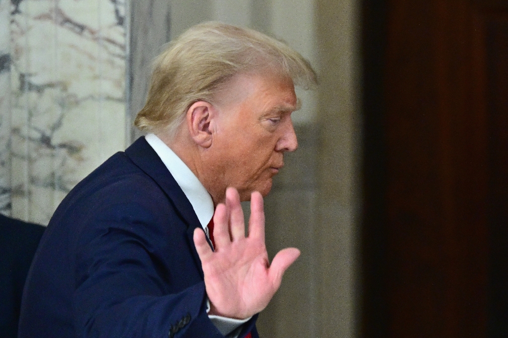 Former US president Donald Trump waves after speaking to the media during his civil fraud trial in New York in October 2023 / ©AFP