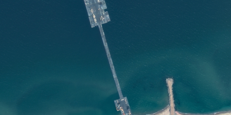 A handout satellite image courtesy of Maxar Technologies shows the US-built temporary aid pier on the Gaza coast on May 18, 2024 / ©AFP