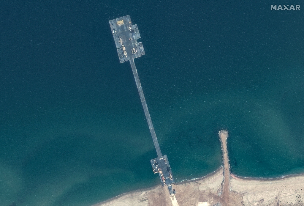 A handout satellite image courtesy of Maxar Technologies shows the US-built temporary aid pier on the Gaza coast on May 18, 2024 / ©AFP