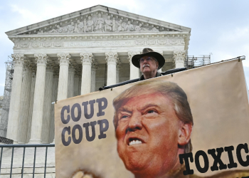 Des opposants à l'ex-président américain Donald Trump manifestent devant la Cour suprême des Etats-Unis, à Washington, le 25 avril 2024 / ©AFP