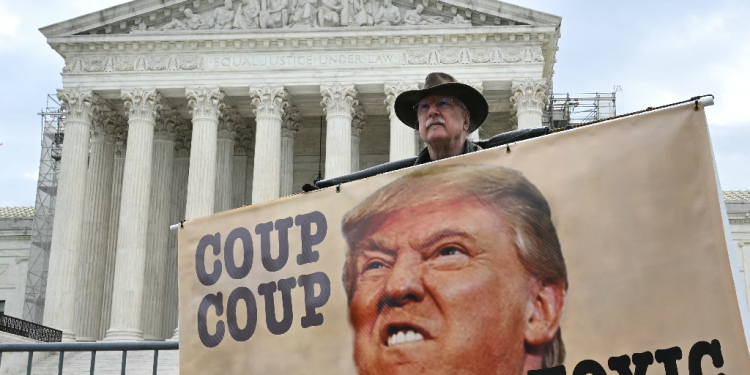 Des opposants à l'ex-président américain Donald Trump manifestent devant la Cour suprême des Etats-Unis, à Washington, le 25 avril 2024 / ©AFP