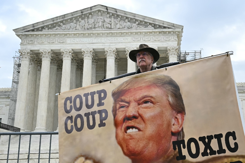 Des opposants à l'ex-président américain Donald Trump manifestent devant la Cour suprême des Etats-Unis, à Washington, le 25 avril 2024 / ©AFP