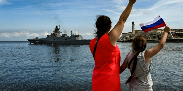 Cubans wave as Russian ships leave the Havana harbor after a five-day visit. ©AFP