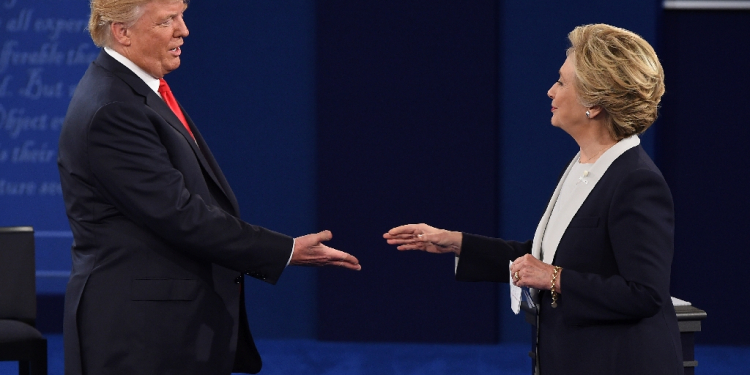 Democratic candidate Hillary Clinton and Republican candidate Donald Trump shake hands after a vicious US presidential debate at Washington University in St. Louis, Missouri, on October 9, 2016 / ©AFP