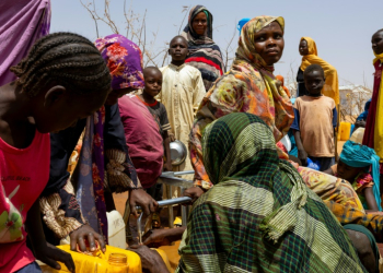 Sudanese refugees gather to fill cans with water in the Farchana refugee camp in Chad on April 8, 2024. ©AFP