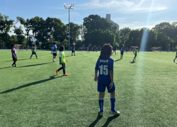 Children play football at the 5 Star Soccer Academy, run by Honduran footballer Nahun Romero, in the Queens borough of New York City on May 20, 2024.. ©AFP