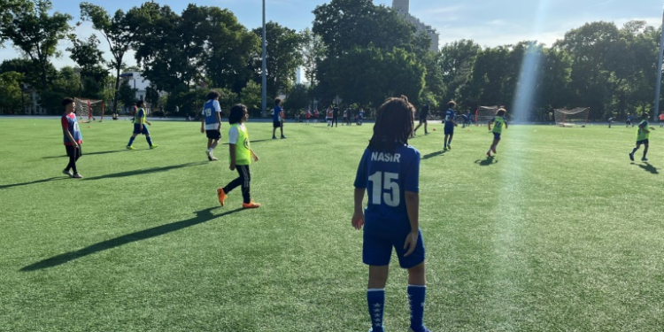 Children play football at the 5 Star Soccer Academy, run by Honduran footballer Nahun Romero, in the Queens borough of New York City on May 20, 2024.. ©AFP