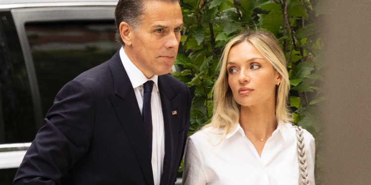 Hunter Biden, the son of US President Joe Biden, and his wife, Melissa Cohen Biden, arrive at court in Wilmington, Delaware during Hunter Biden's trial on federal gun charges / ©AFP