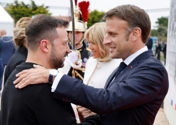 Ukrainian President Volodymyr Zelensky won a pledge of fighter jets from France's Emmanuel Macron. ©AFP