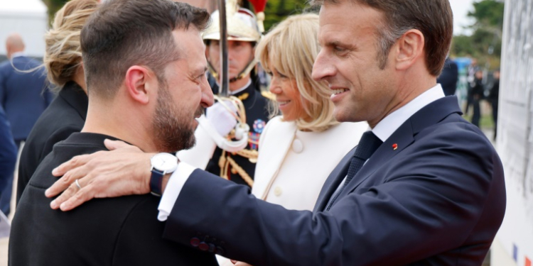 Ukrainian President Volodymyr Zelensky won a pledge of fighter jets from France's Emmanuel Macron. ©AFP