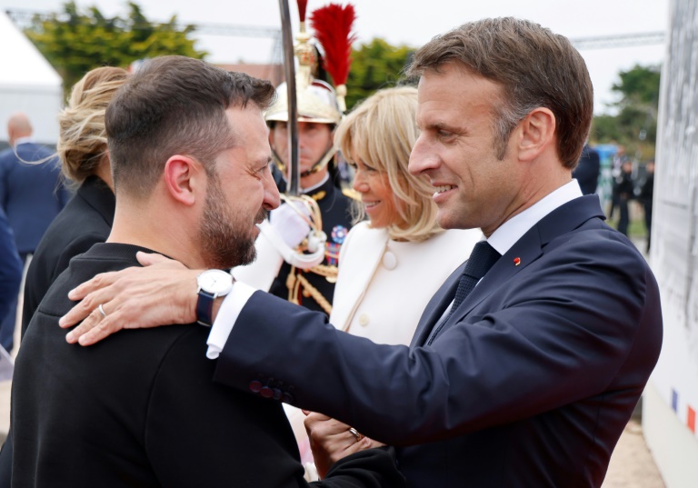 Ukrainian President Volodymyr Zelensky won a pledge of fighter jets from France's Emmanuel Macron. ©AFP