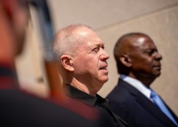 US Secretary of Defense Lloyd Austin (R) and Israeli Defense Minister Yoav Gallant (C) stand during an honor cordon at the Pentagon on June 25, 2024. ©AFP