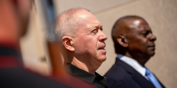 US Secretary of Defense Lloyd Austin (R) and Israeli Defense Minister Yoav Gallant (C) stand during an honor cordon at the Pentagon on June 25, 2024. ©AFP