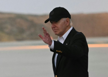 US President Joe Biden steps off Air Force One upon arrival at Los Angeles International Airport. ©AFP