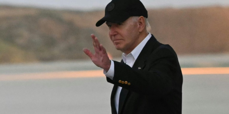 US President Joe Biden steps off Air Force One upon arrival at Los Angeles International Airport. ©AFP