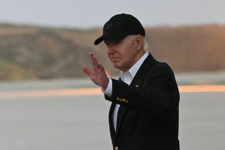 US President Joe Biden steps off Air Force One upon arrival at Los Angeles International Airport. ©AFP