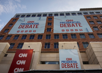 Banners outside of CNN studios ahead of the first presidential debate in Atlanta, Georgia  / ©AFP