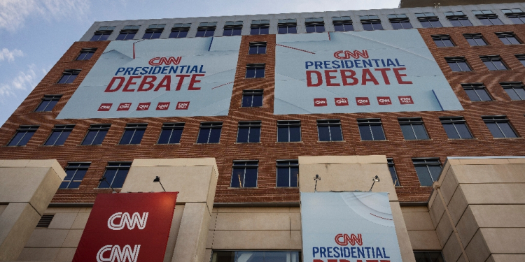 Banners outside of CNN studios ahead of the first presidential debate in Atlanta, Georgia  / ©AFP